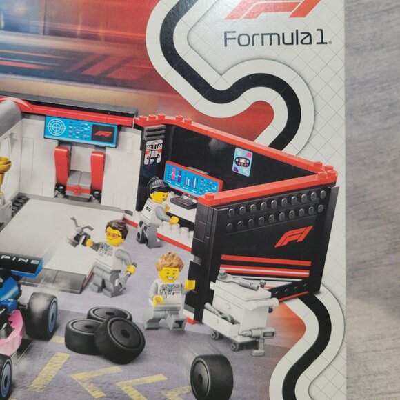 Lego City F1 Garage & Mercedes-AMG & Alpine Cars 60444 - Picture 4 of 11